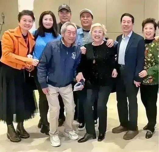 几位老戏骨合照：我只认出了前排满头银发、气色红润、略显单薄的王奎荣与纤秾合度、朱