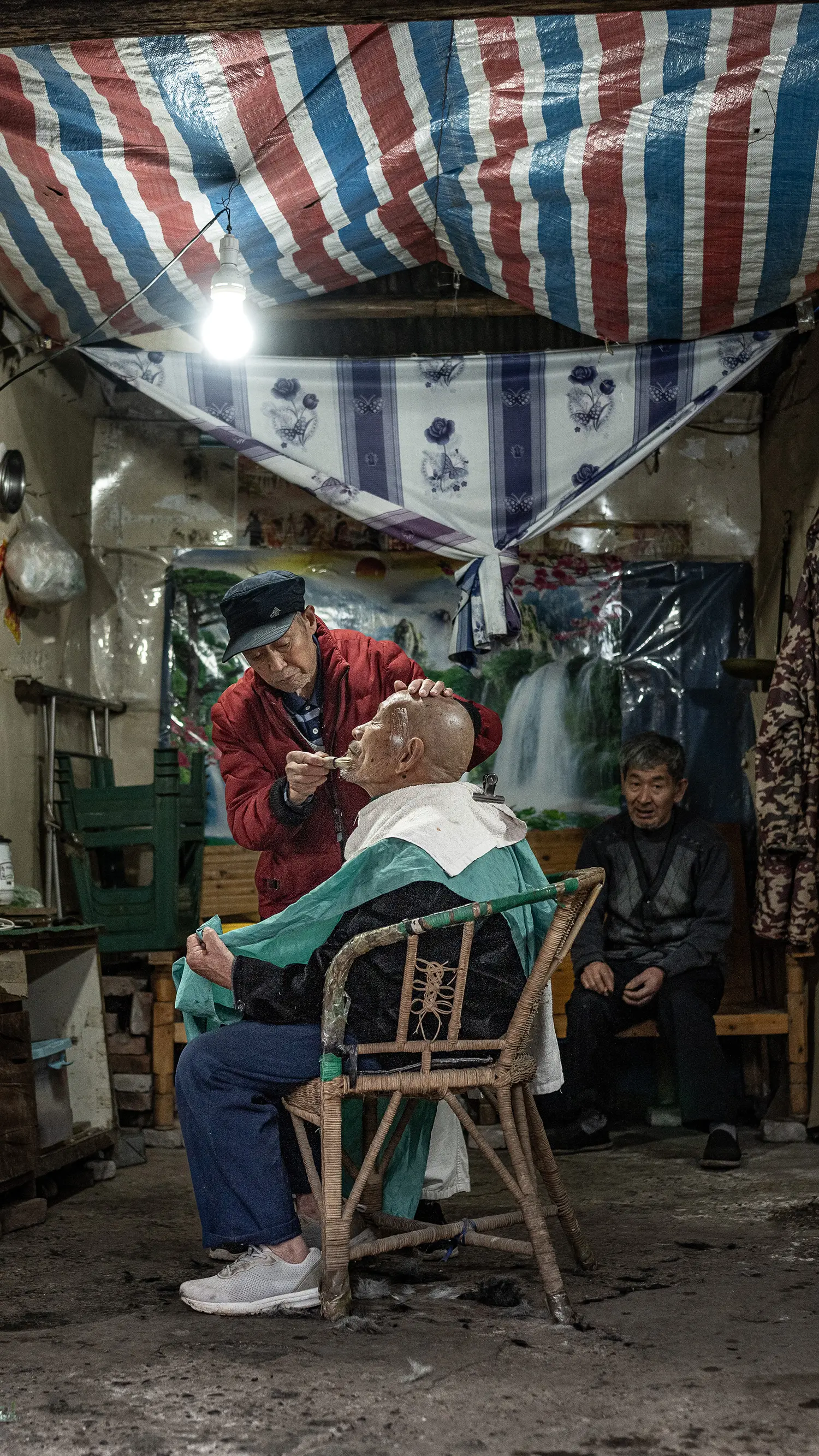 街头就是一部人生电影，市井长巷人间烟火。