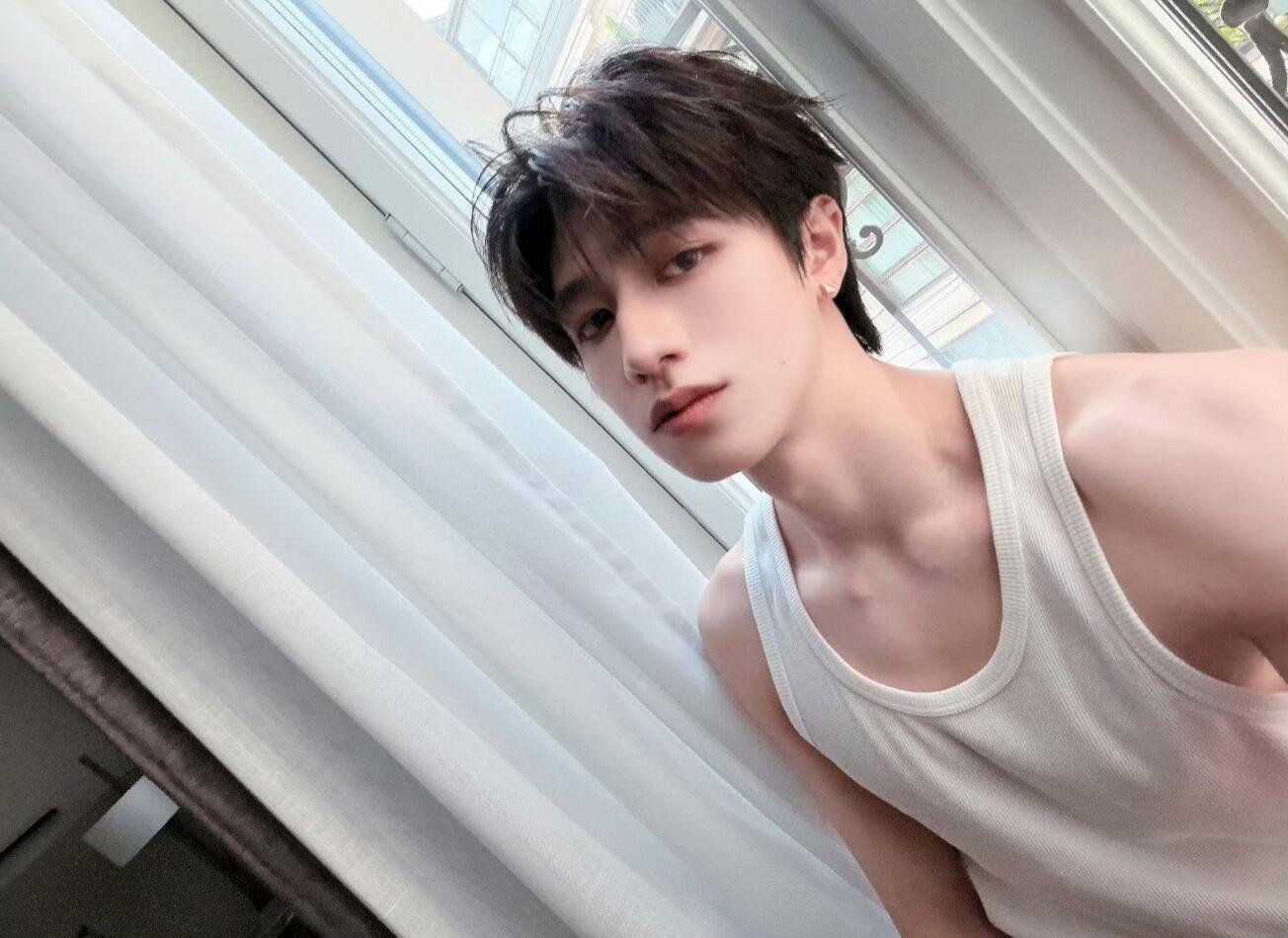 黑背心白背心，半露身子的迷人鑫朱志鑫背心自拍✨朱志鑫黑背鑫白背鑫