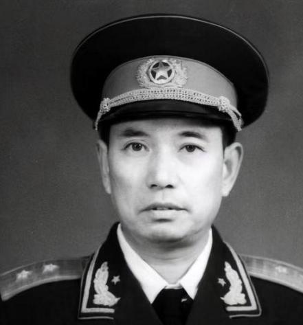 1982年，开国少将尤太忠视察部队，见一副团长好生眼熟，暗骂一句大事不好，立刻打