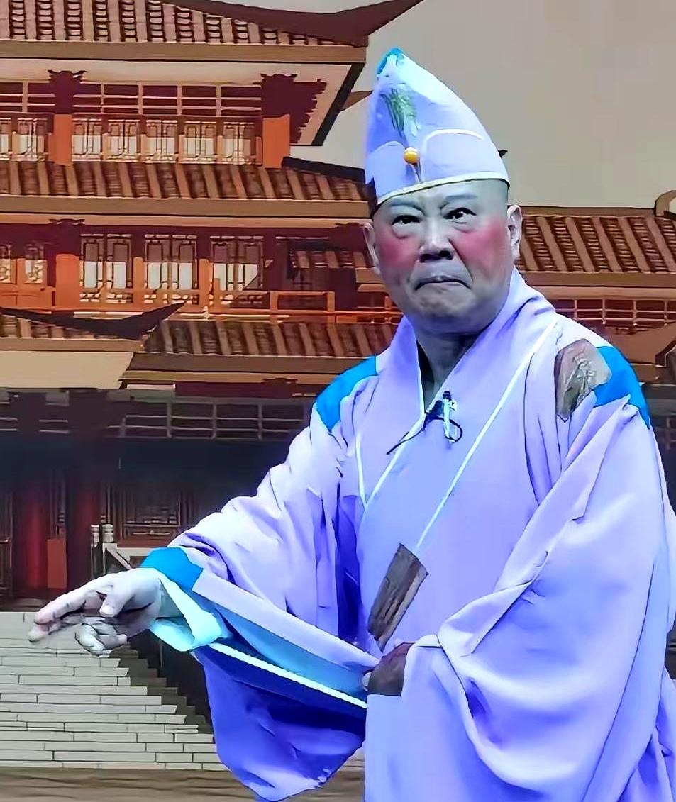 郭德纲这回因为改歌词被推到风口，原本像舞台上的小动作，转眼就被放大成“懂不懂规矩