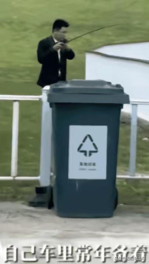 “这就是命啊！”浙江舟山，一位男子和妻子拍婚纱照时，趁着妻子换衣服的间隙，拿出车