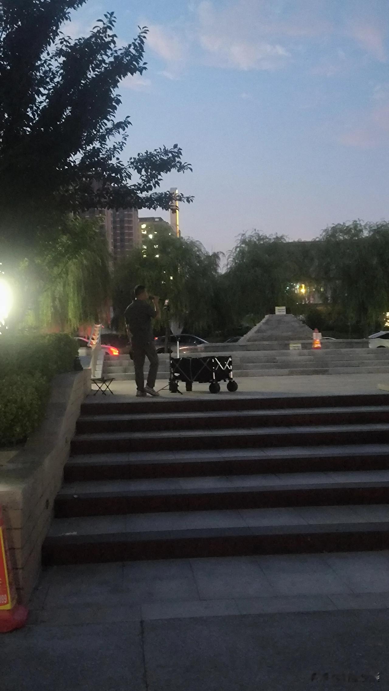 保定东湖公园岸边的歌者

晚上逛东湖公园，被一阵悠扬的歌声吸引。循声望去，原来是