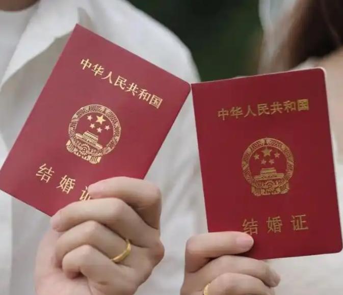 在人生的十字路口，30 + 的人们面临着诸多抉择，而不婚不育这一选项，正日益成为