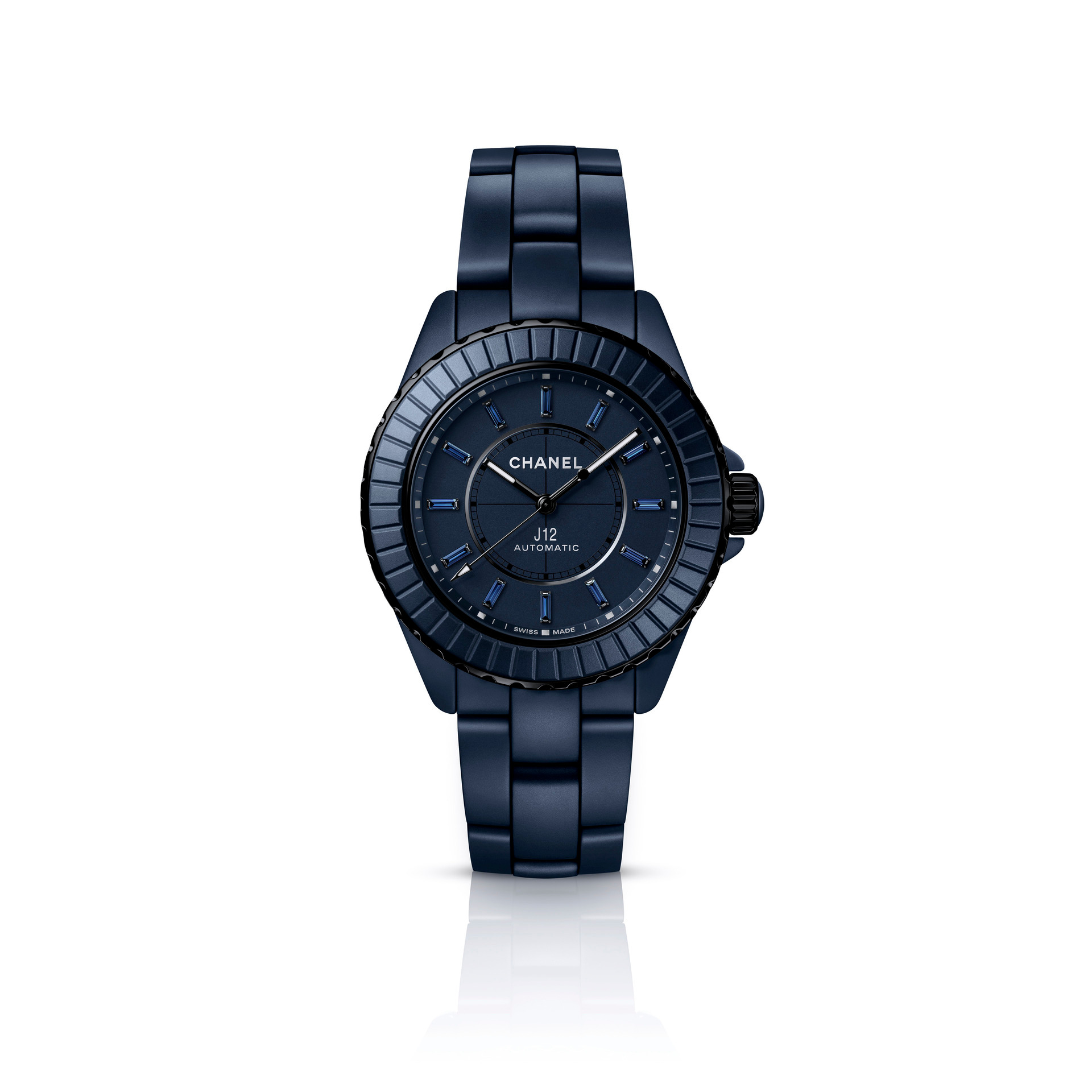 时隔二十余年时间 ，CHANEL J12 带着全新 BLEU 限定腕表作品亮相钟
