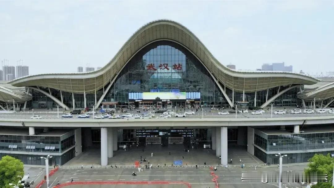 国庆黄金周，我们全家来武汉探亲，结果这座城市的魅力远超想象，彻底把我们圈粉了。