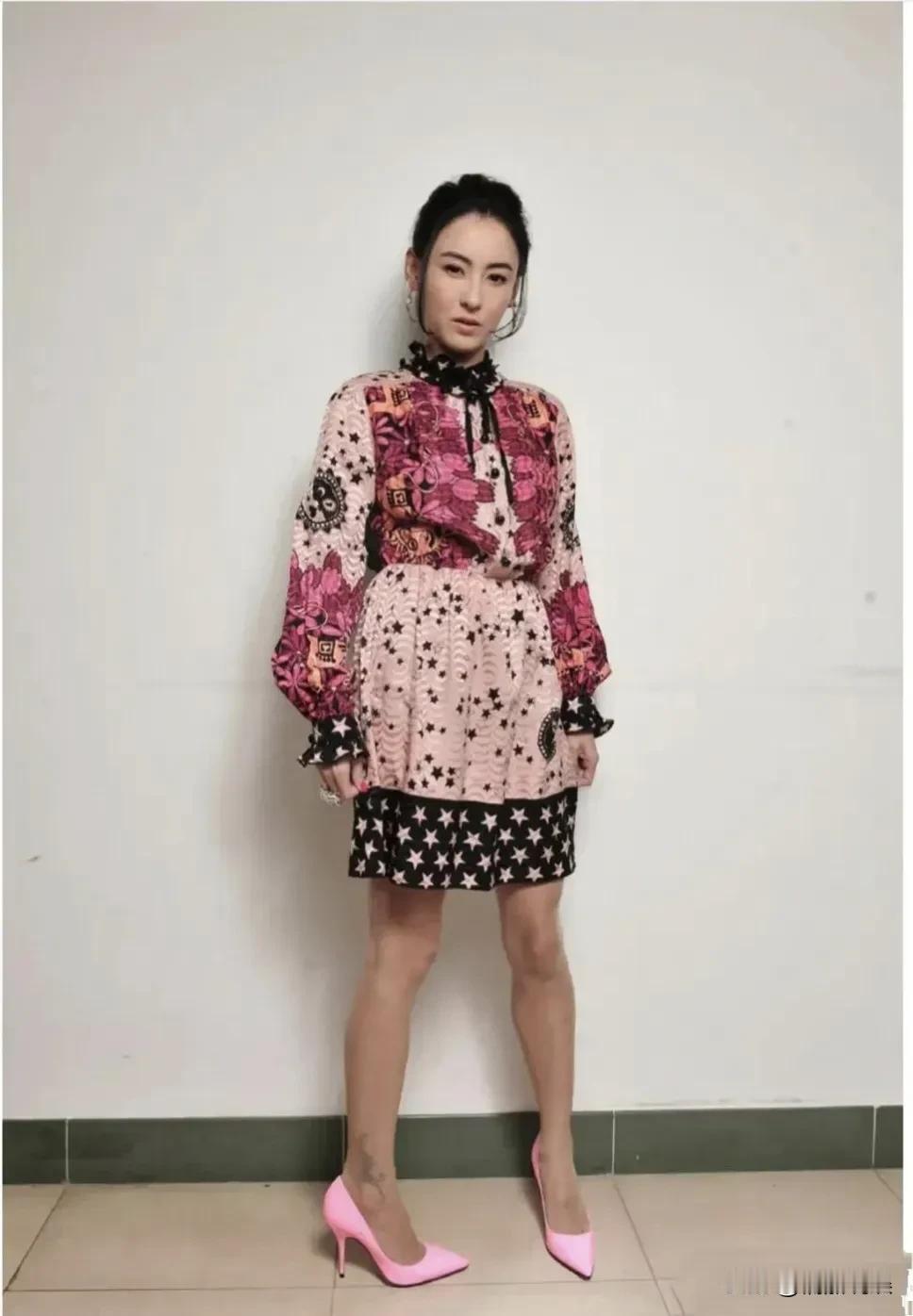 想不到明星也有穿错衣的时候。
大美人张柏芝这条裙子，脖子、上身太过繁琐，尤其是下