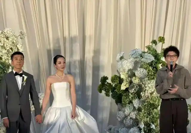 得亏是明星，如果换成普通人，早被新郎赶下台了

个人感觉，毛不易最大的问题，就是