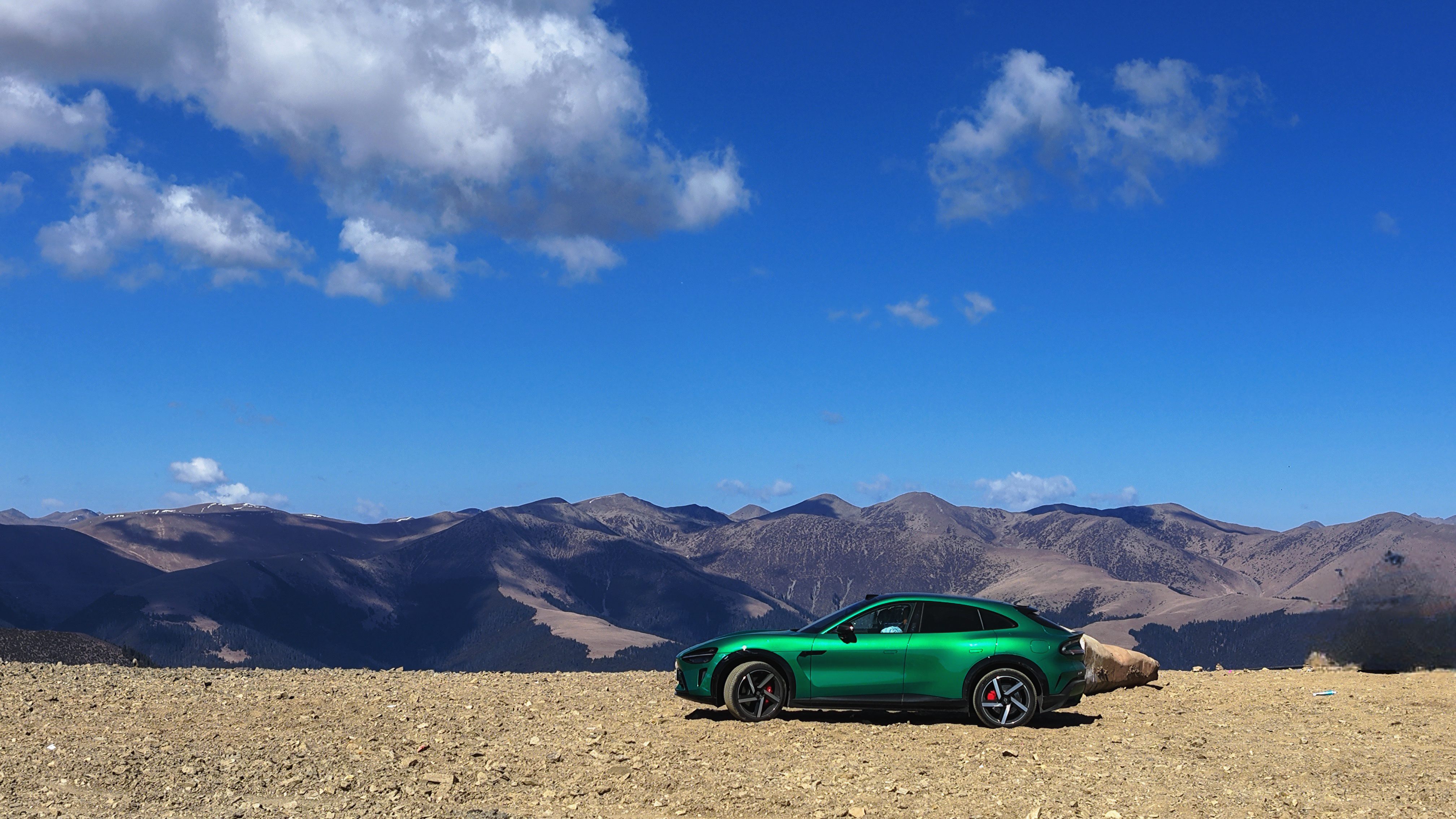 318贴地飞行中 小米YU7 甘孜