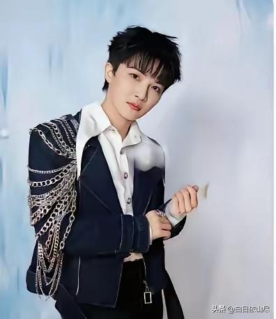 5600块钱，就让整个娱乐圈脸红了。春晚演完，周深没急着走，拿着一沓厚厚的红票子