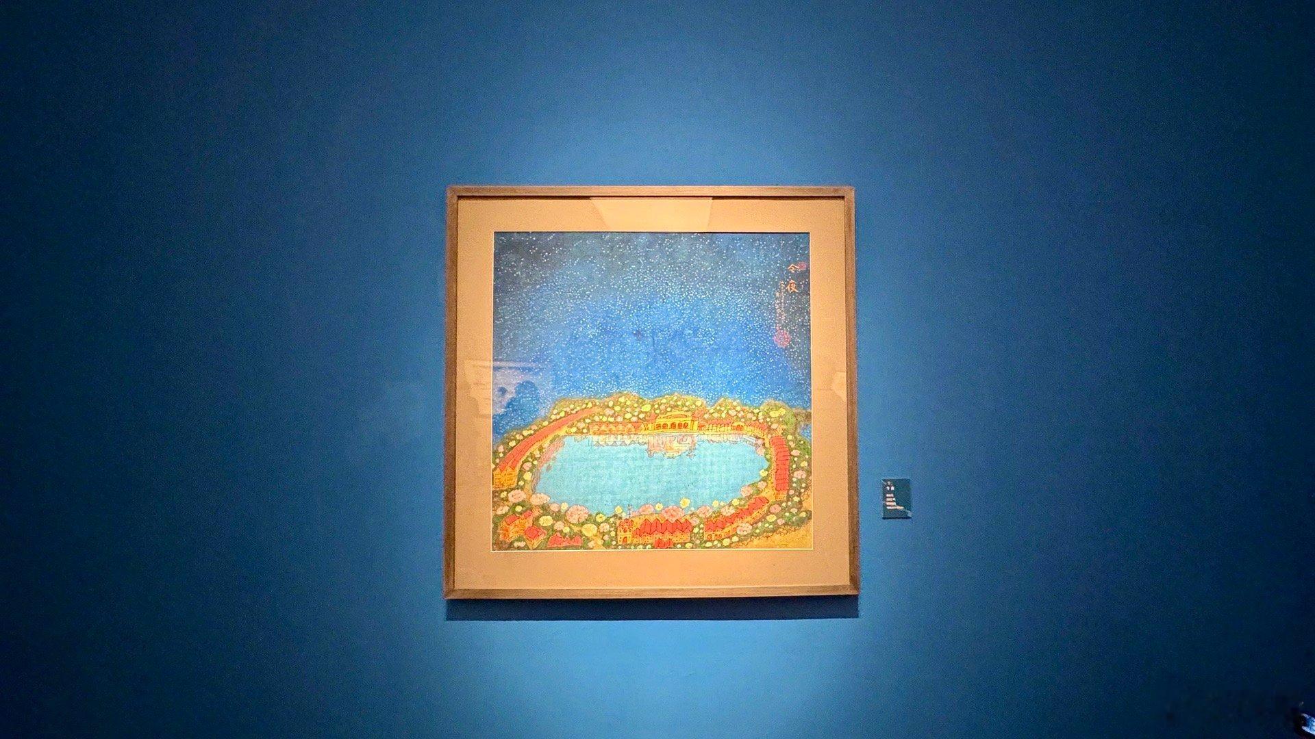 黄永玉画展，一幅流光溢彩的《今夜》，漫天繁星，万家灯火，照亮整面夜蓝色的墙壁。旁