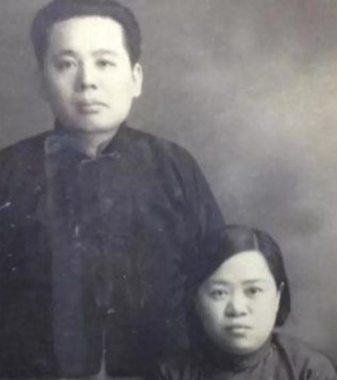 1914年，作家张恨水结婚，他嫌弃妻子貌丑，却经常和妻子同房。不久后，妻子怀孕生