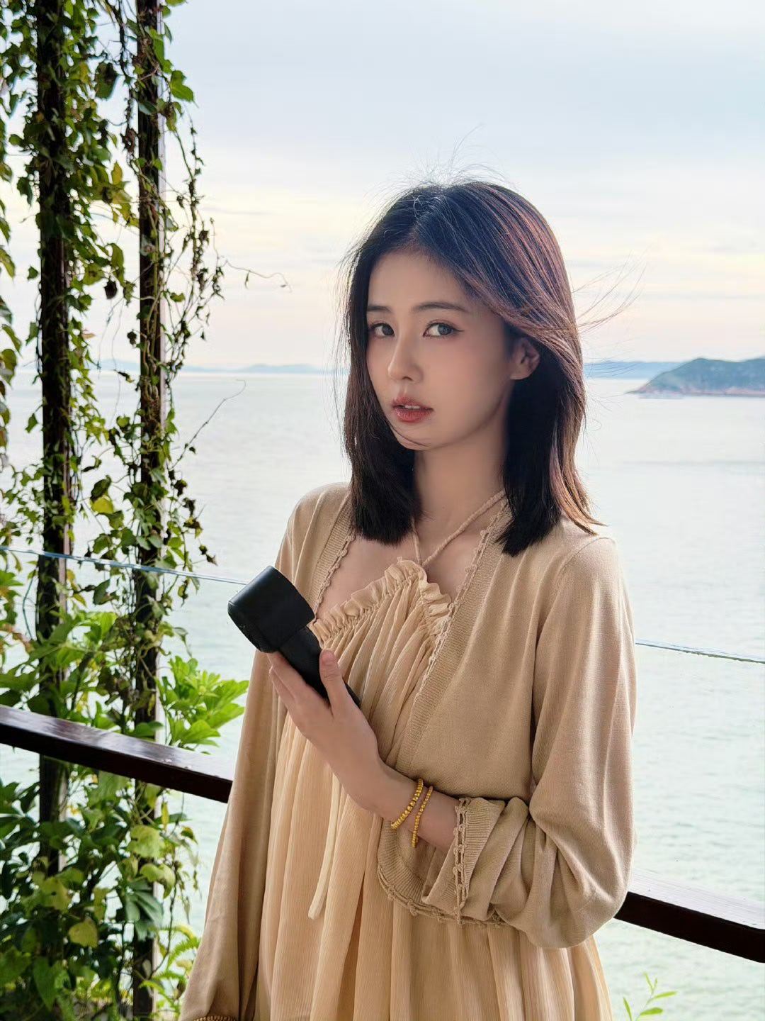 白鹿真发长度 剧里长发短发来回切换，原生真发清爽及肩。多样妆造对应角色跌宕命运，