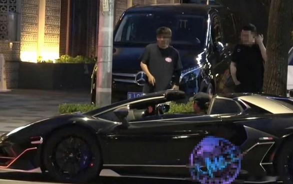 好奇去查了黄子韬开的车。 顶配敞篷兰博基尼，新车指导价802.8万，加上选配、购