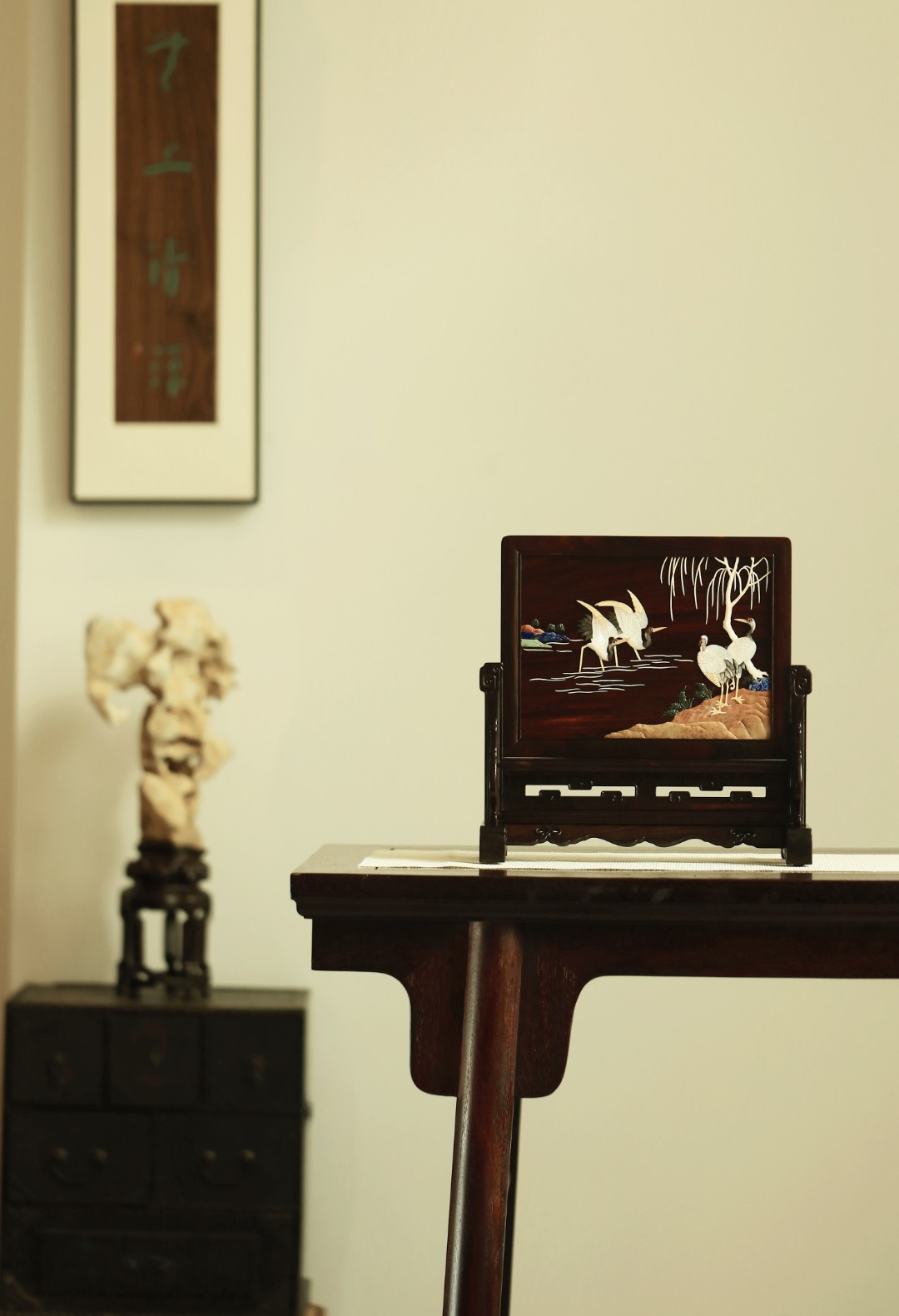 酸枝【仙鹤献瑞】百宝嵌插屏大红酸枝攒框，古韵新作，独板屏心百宝嵌群鹤图；配色典雅