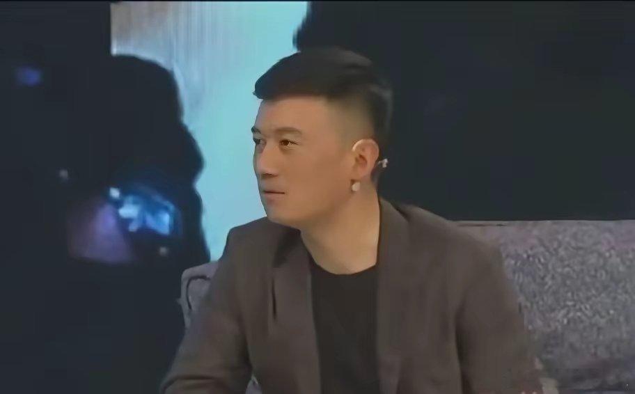 徐洪浩说：“我和于和伟是大学同学，毕业后都去了南京军区政治部前线文工团，之后的六