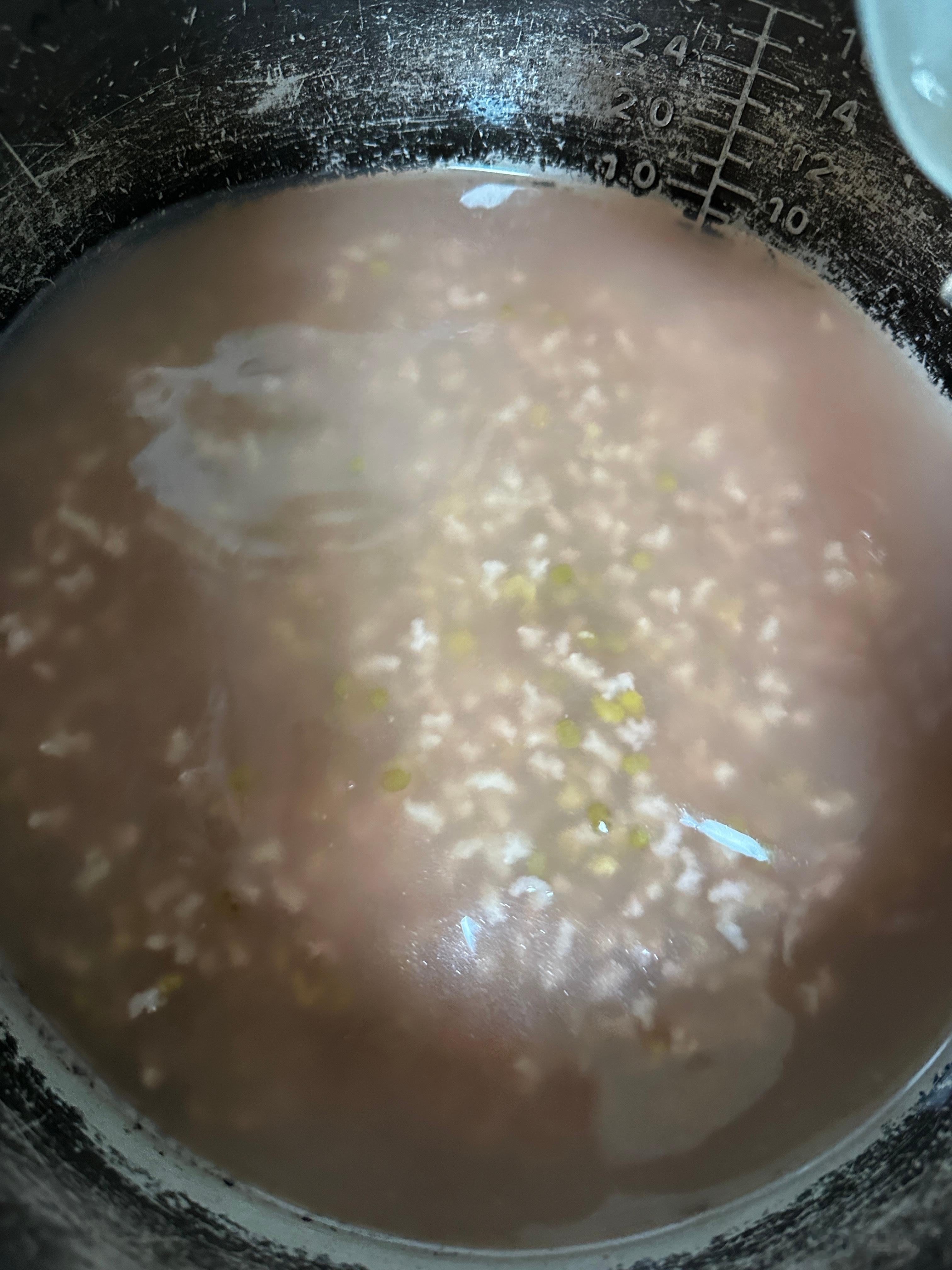 🍀 大多数人的生活，都是在柴米油盐里辗转🍀今年第一顿绿豆汤天太热了，已经热红