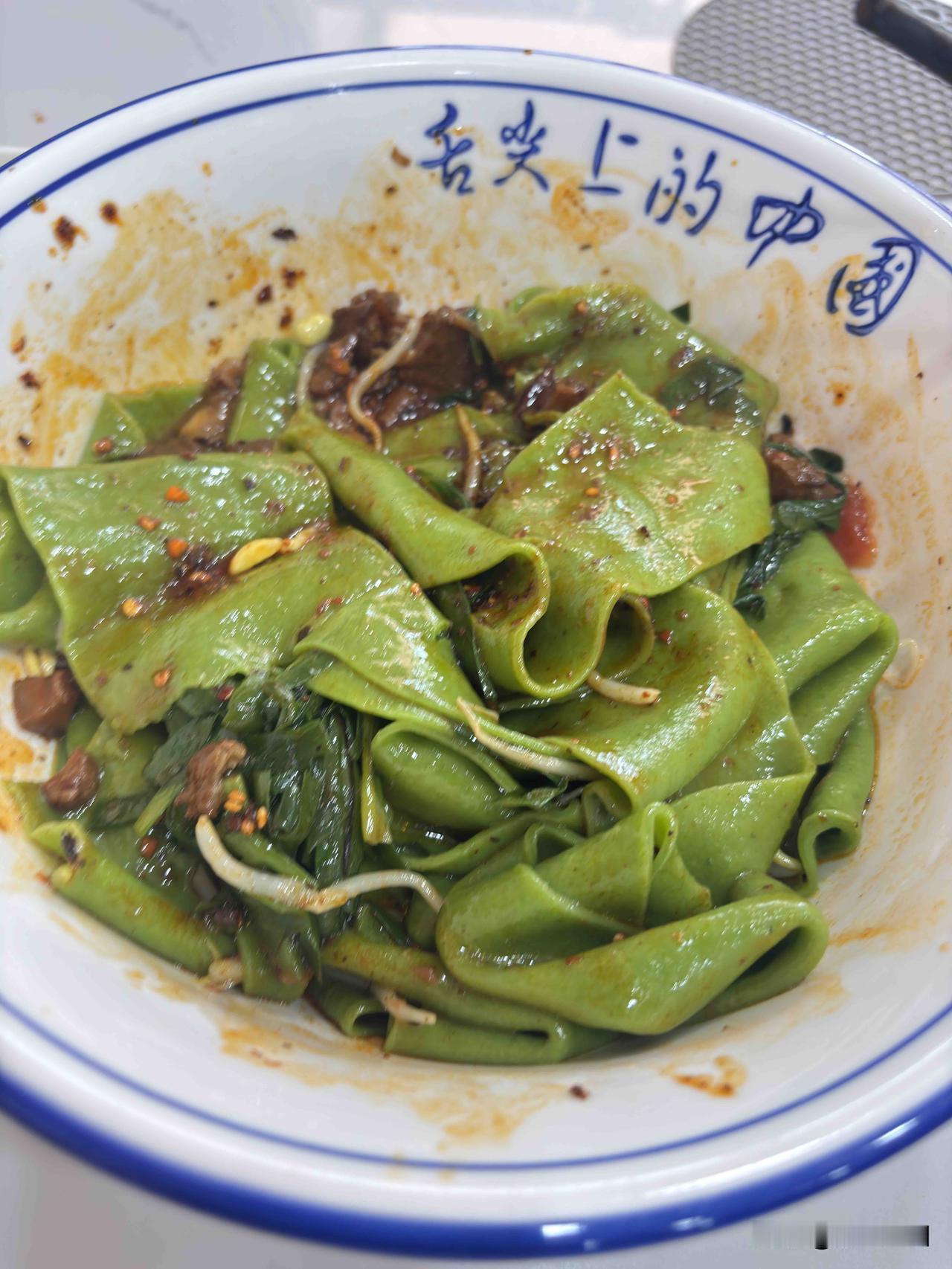 在西安兴隆社区吃的菠菜面，大碗15元，味道还不错，就是这个价格确实贵一些，这里附