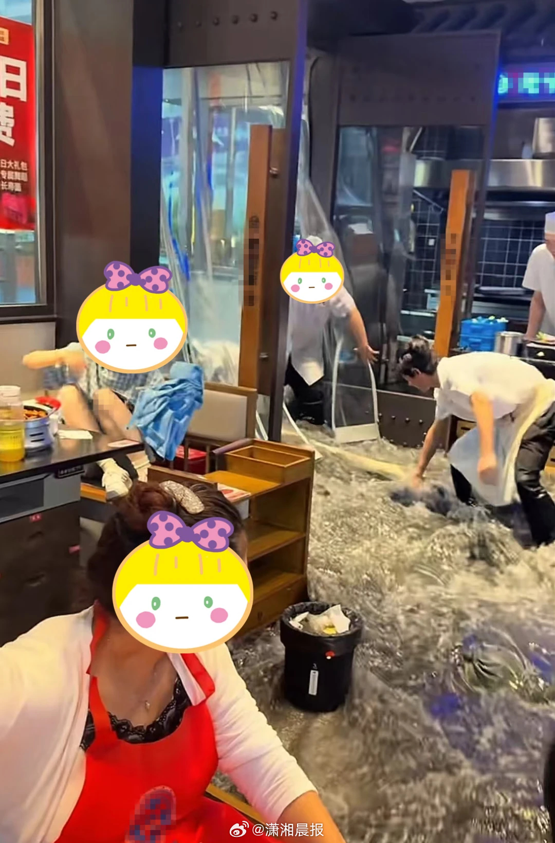 【重庆人有多松弛？#店员全力阻挡被淹食客淡定吃饭#，#餐厅回应店员全力阻挡积水进