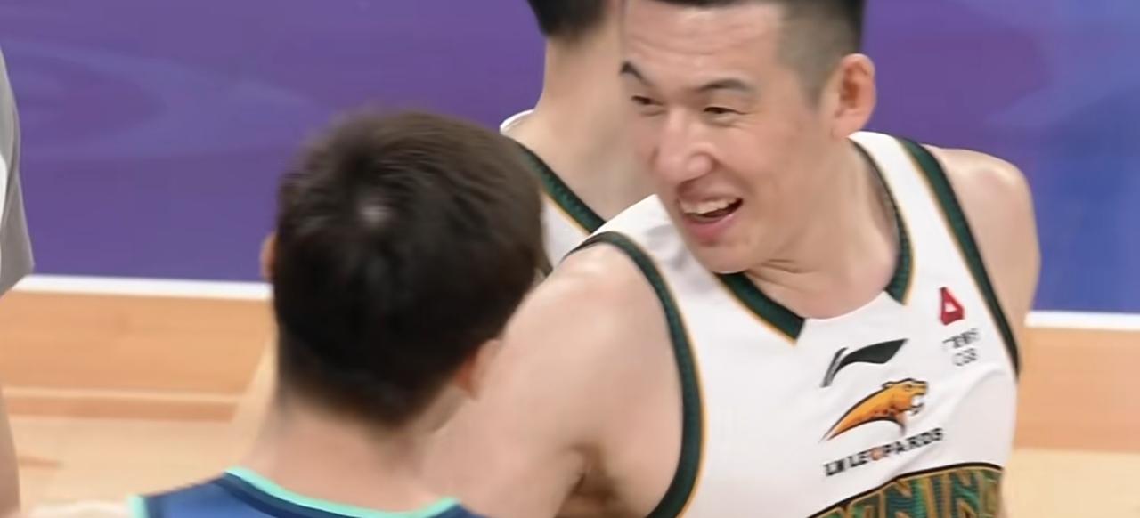 输给弱旅宁波队的那一瞬间，辽篮的将士们表情太丰富了，五味杂陈。
付豪毫无荣辱感，