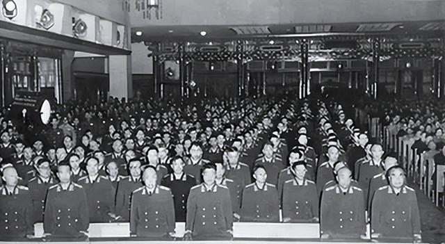 1955年解放军下辖38个军，共有65位军长和军政委，但他们的军衔并不相同，包括