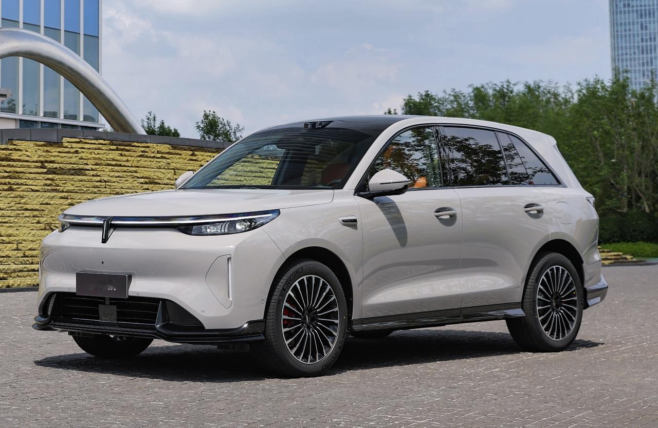 魏牌V8X正式上市了，总共5个版本，运动版Max限时权益价售22.68万起。车身