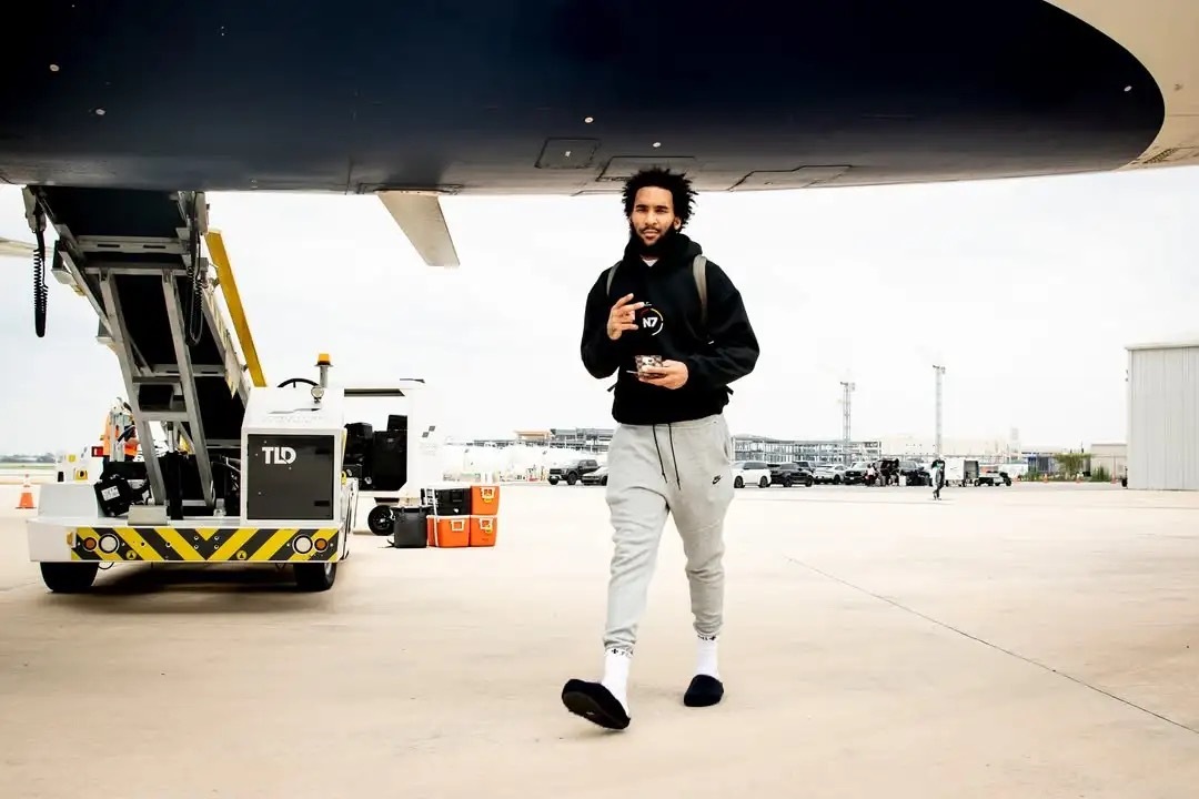 🏀出征俄城！马刺社媒晒众球员前往俄克拉荷马的登机照周二上午8点30分西部决赛G