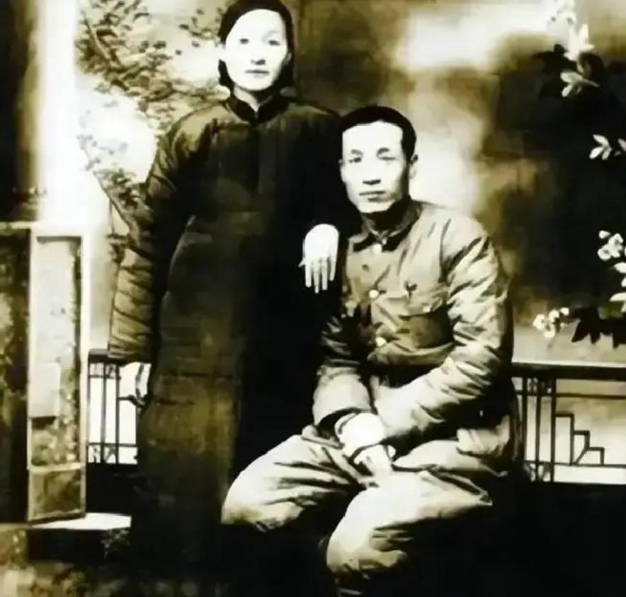 1949年傅作义的妻子在重庆机场被截，下落成谜，地下党找了几个月没有结果，一个邮