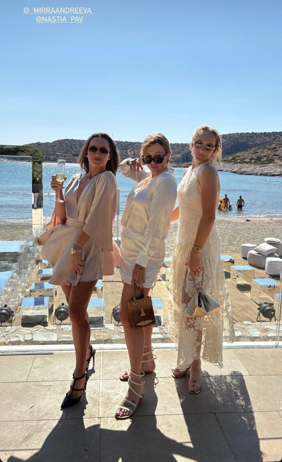 米拉·安德列娃，出席卡萨金娜和扎比亚科的婚礼日，婚礼当天的dresscode看来