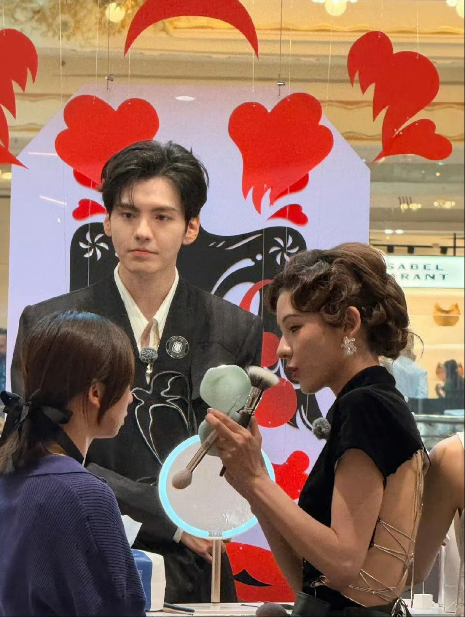 李佳琦爆张予曦巴黎给二百人遮瑕 巴黎合伙人快来啦!李佳琦直播揭秘，张予曦是遮瑕高