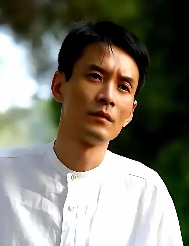 这三个男人都是影界的能人，年轻时的帅都很扎眼球，估计，最前面的帅哥，不能像后两位