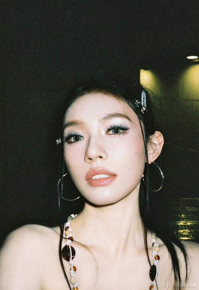 林允重返千禧年林允原图食用更美味 这次的复古时尚造型好美呀，我们的林允重返千禧年