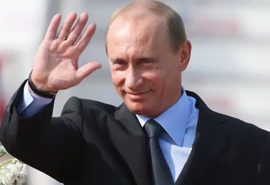 普京到底在等什么？
你们不懂，这盘棋他下的很大。

我觉得，普京现在就是在等国际