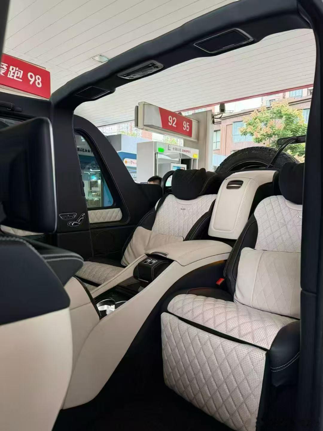 迈巴赫G650 Landaulet、也是唯一一款带迈巴赫车标的越野车型 、迈巴赫