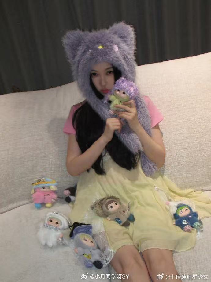 虞书欣和wakuku同款帽子虞书欣戴上同款帽子也太可爱了吧！俏 皮 感直 接拉 