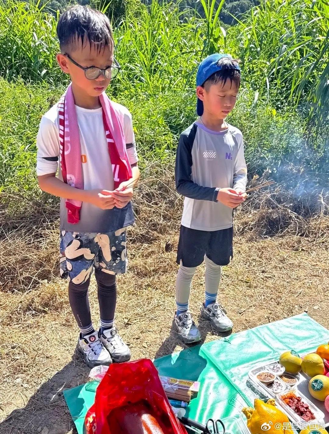 胡杏儿老公带两个儿子重阳祭祖，9岁李奕霆和弟弟爬山拜山，热得头发汗湿。兄弟俩虽小