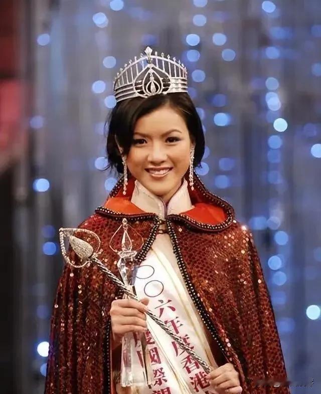 陈茵薇参加香港小姐获奖照片。她在2006年参加了香港小姐竞选，表现突出，不仅拿下