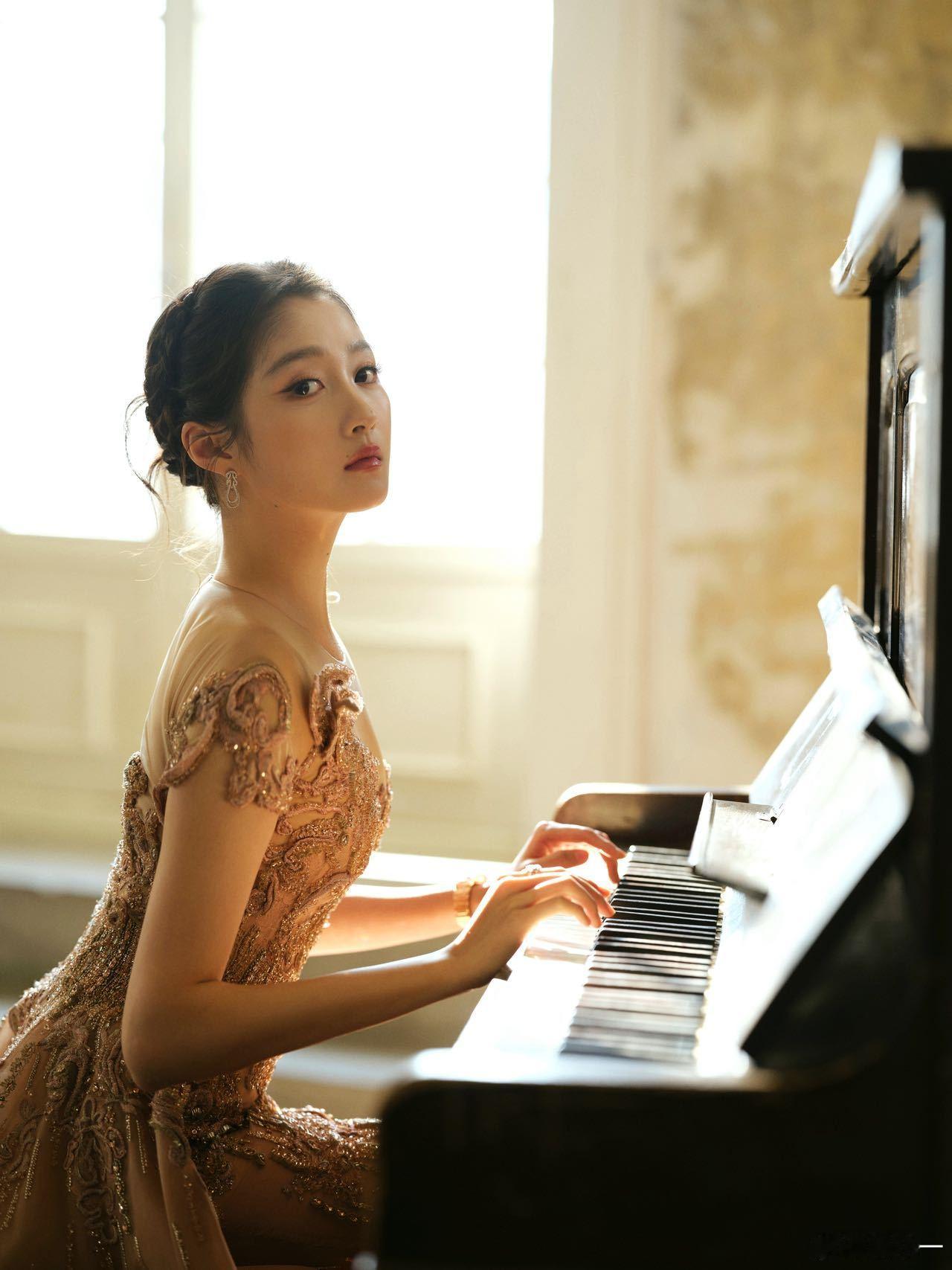 关晓彤刺绣粉裙  一看到关晓彤微博视界大会的刺绣粉裙，我就忍不住感叹！真是是把优