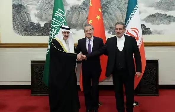 中国的和平政策对中东有何积极影响中国斡旋之下，沙伊七十年宿怨握手言和，这一幕成为