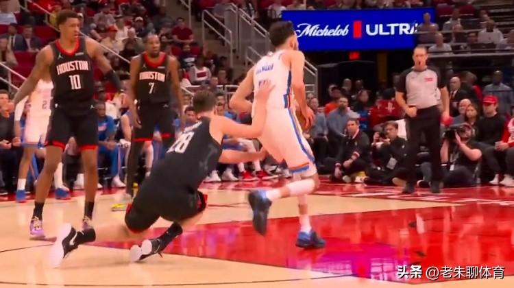 奇了怪了，霍姆格伦怎么一打火箭就来劲？
本赛季霍姆格伦场均17.9分，三分命中率