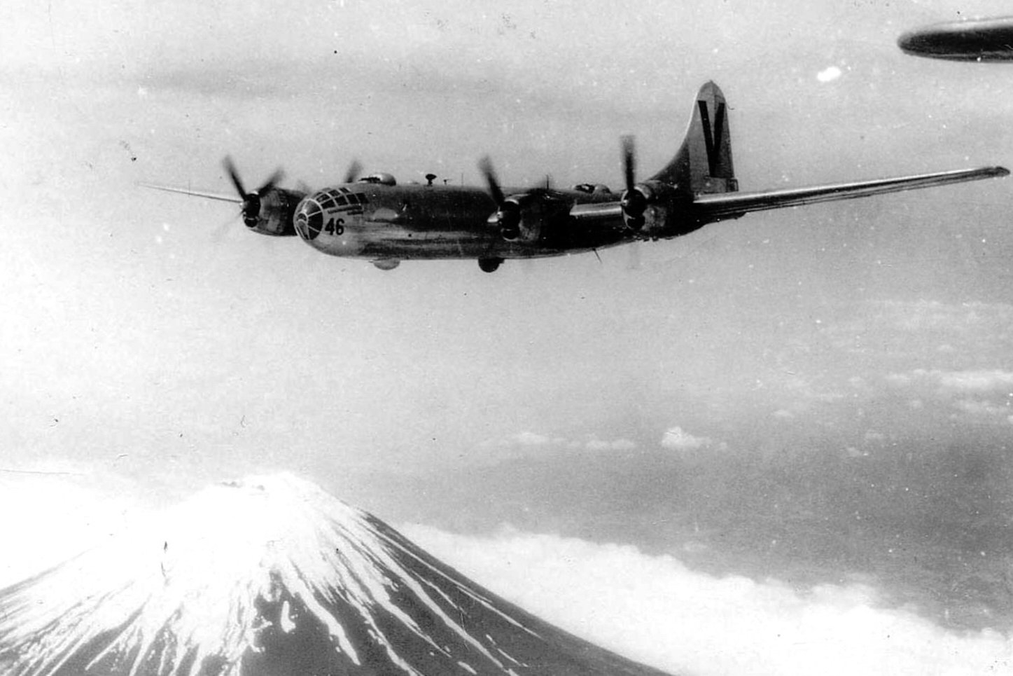 1945年（约）富士山上空的B-29 ​​​