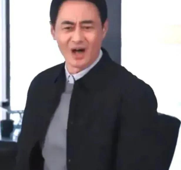 追剧《以法之名》第15、16集，孙飞穿着官服，开着路虎，对黑社会发脾气，让陈胜龙