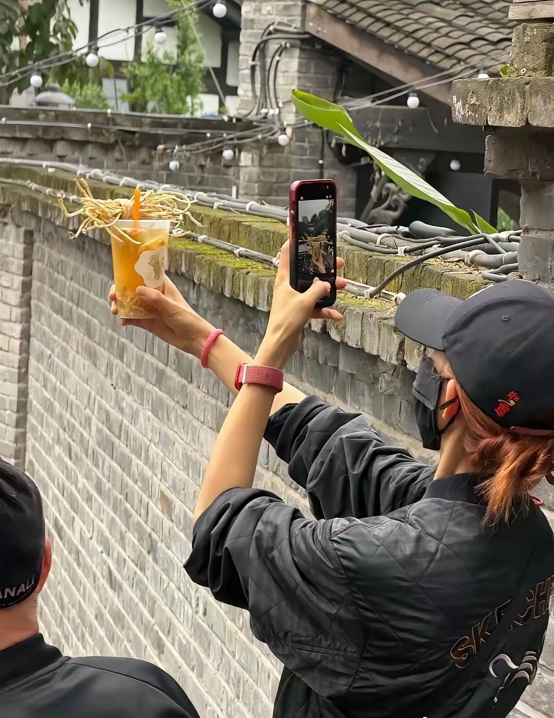 53岁蔡少芬和老公张晋现身重庆旅游，她真人身材很瘦，饮品店买了一杯折耳根茶水，开