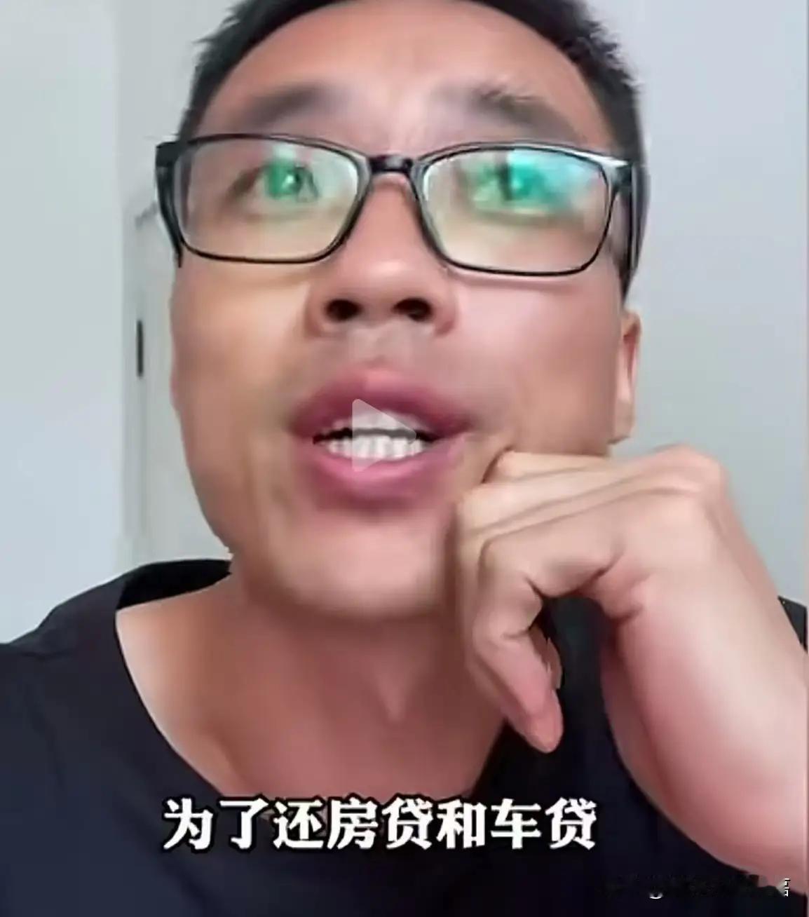 40 岁中年男人委屈哭诉，引起全网共鸣！网友：让人心疼！

男子一边抹着眼泪，一