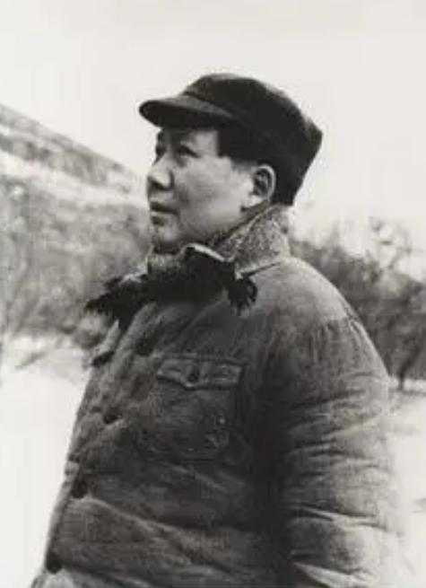 对毛主席不满都是什么人？第一，贪官污吏对他不满；第二，那些享乐官员对他不满；第三