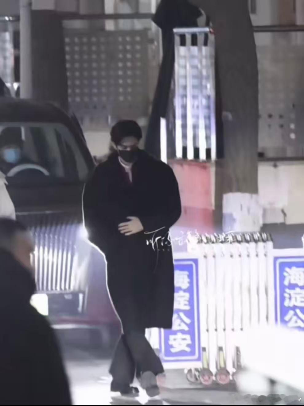 宋威龙下班拍成现偶了 宋威龙联 排下班的画面太有故事感，冬夜的街头，黑风衣的身影