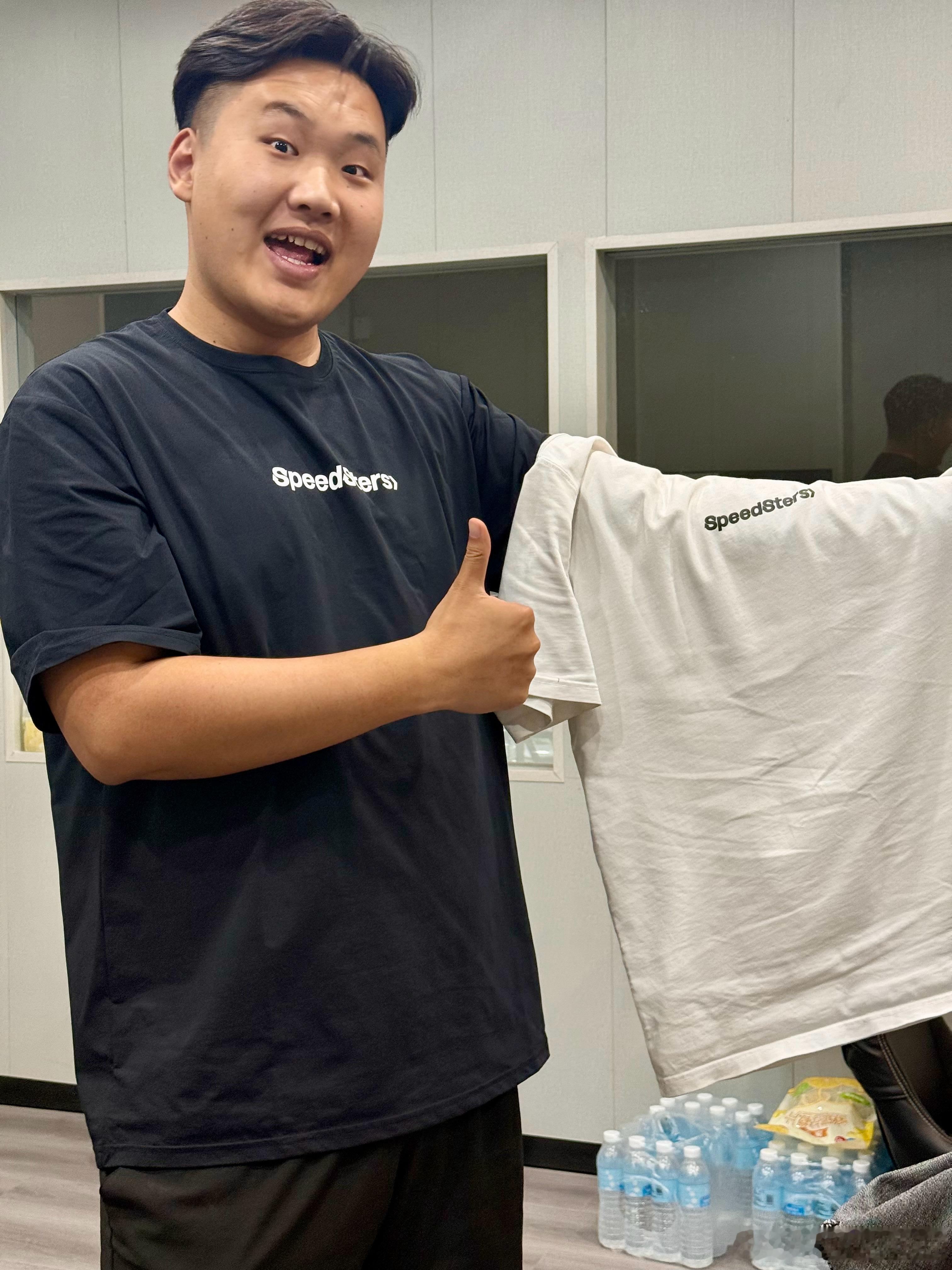 好姐姐又给送衣服了，每年都送这事儿整的贼不好意思…极速拍档啥时候出羽绒服啊…送…