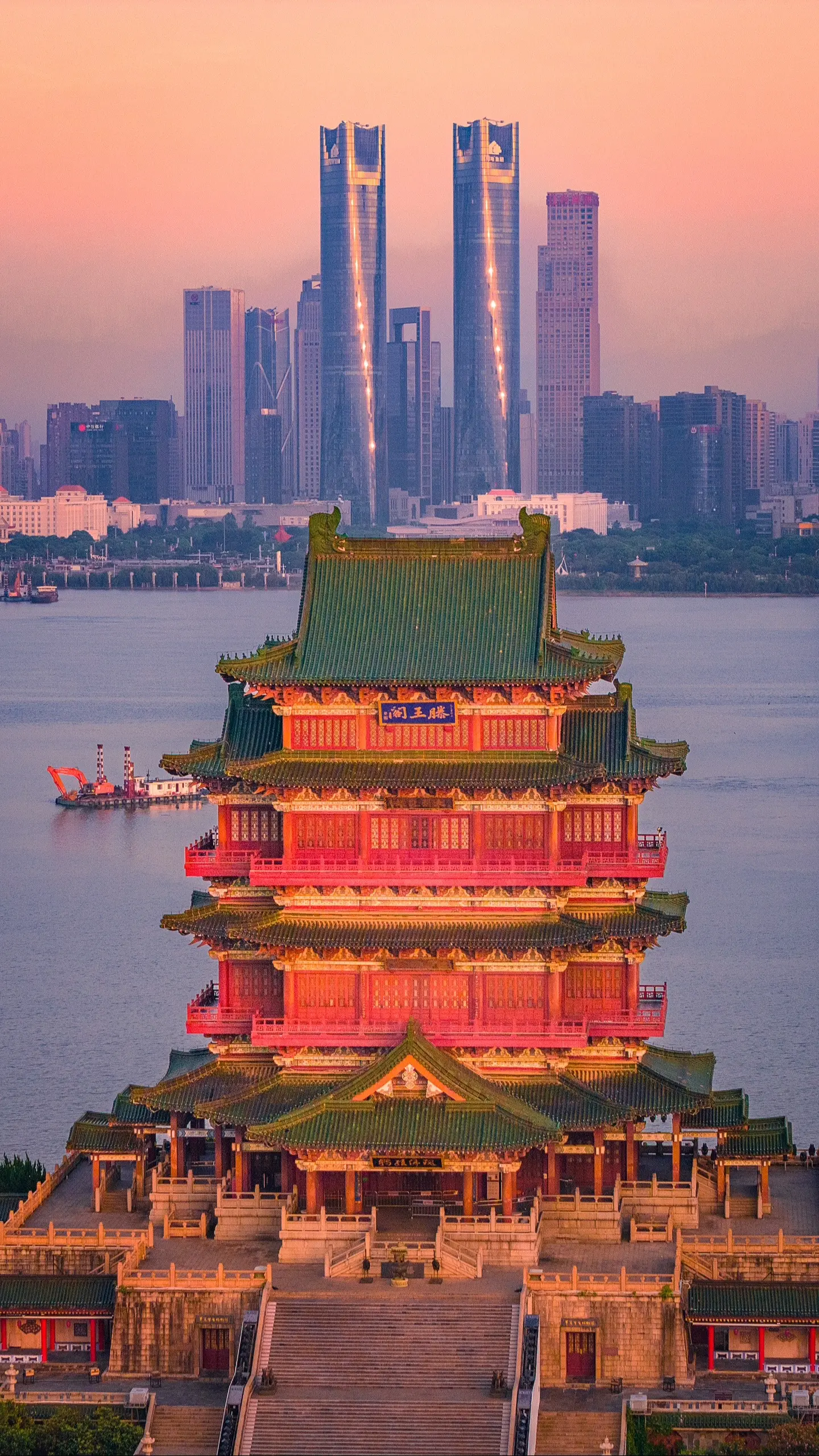 暴走三万步，我拍下了南昌这组图。南昌拍照打卡好去处~ 图1️⃣滕王阁与...