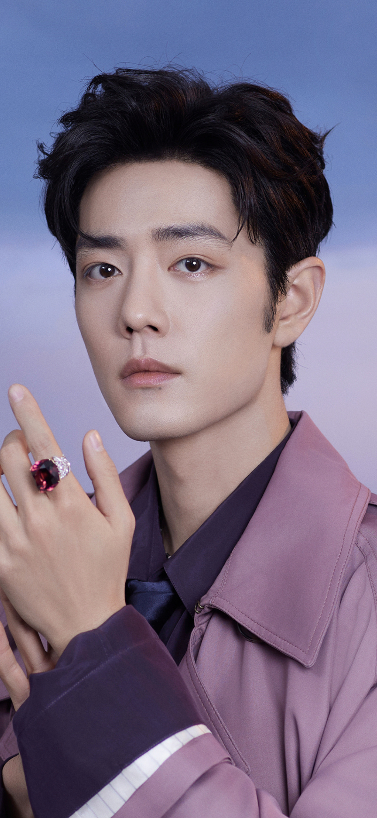 仔细看还染了红发