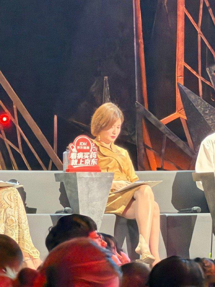 【杜华看了程潇姚琛troublemaker】8月15日，杜华大赞程潇与姚琛的合作